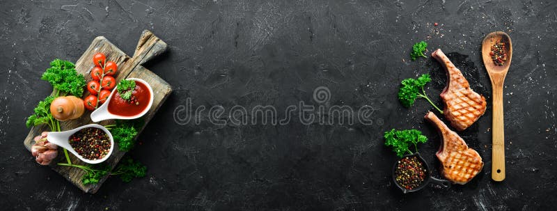 Стек с специями и травами на черном фоне Мясо Вид сверху баннера стоковые изображения