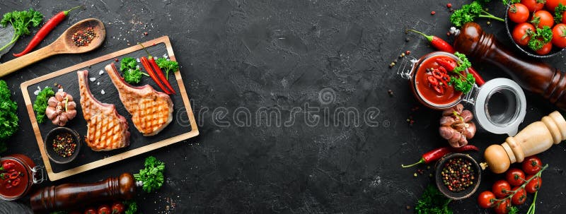 Стек с специями и травами на черном фоне Мясо Вид сверху баннера стоковое фото