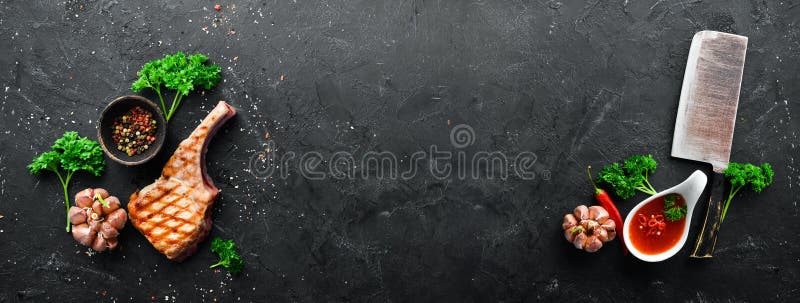 Стек с специями и травами на черном фоне Мясо Вид сверху баннера стоковые фото