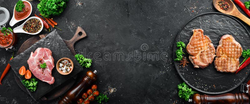 Стек с специями и травами на черном фоне Мясо Вид сверху баннера стоковая фотография