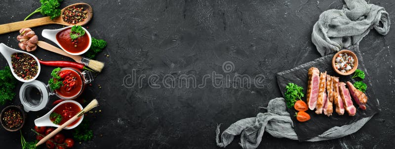 Стейк со специями и травами на черном каменном фоне. Мясо. Баннер, вид сверху. стоковое фото rf