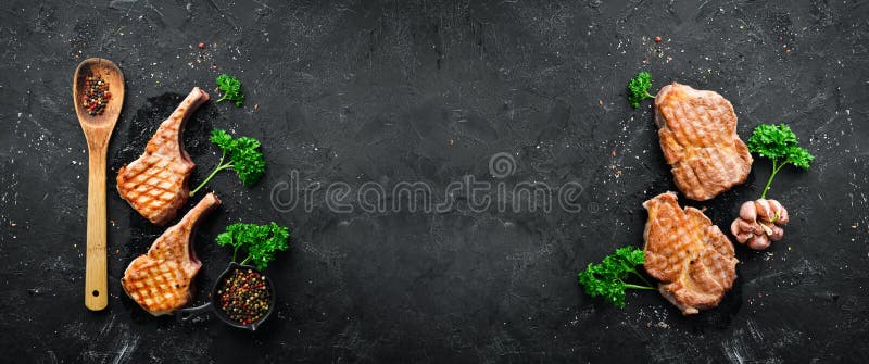 Стек с специями и травами на черном фоне Мясо Вид сверху баннера стоковые фотографии rf