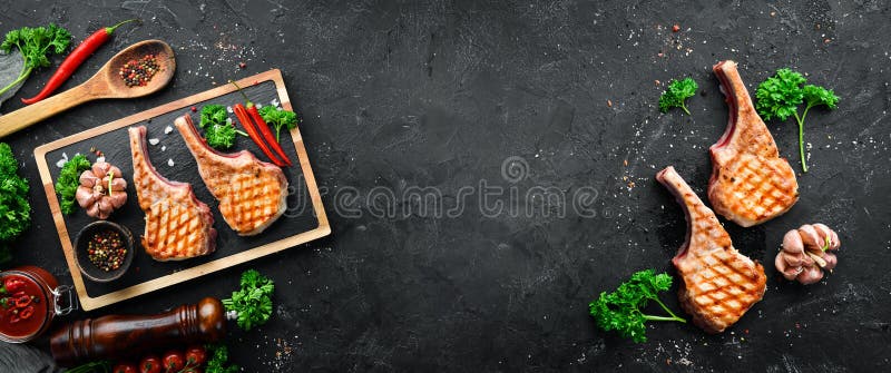 Стек с специями и травами на черном фоне Мясо Вид сверху баннера стоковые фото