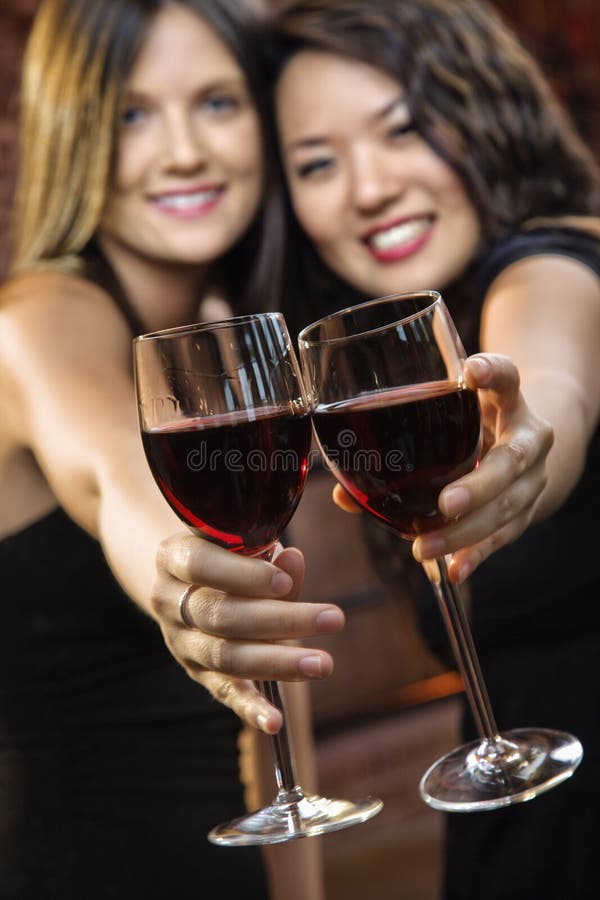 стекла toasting женщины вина стоковая фотография стекла toasting женщины вина стоковая фотография