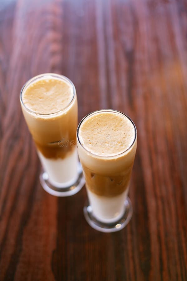 стекла кофе заморозили деревянное таблицы latte высокорослое стоковая фотография rf