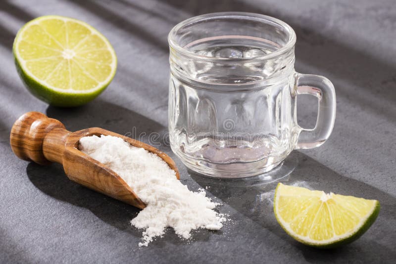 Agua con bicarbonato y limon