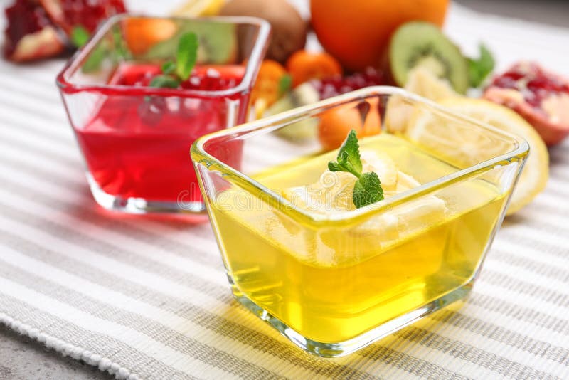 Стеклянные шары вкусных десертов студня стоковое изображение