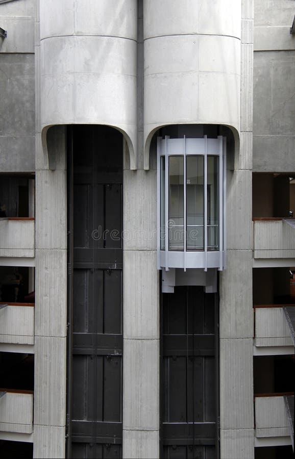 Преимущества алюминиевых дверей для лифтов