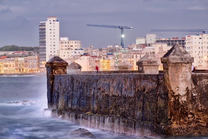 Стена Malecon взморья в Гаване на заходе солнца стоковое изображение rf Стена Malecon взморья в Гаване на заходе солнца стоковое изображение rf