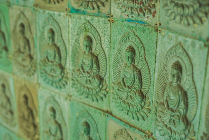 Стена в виске заполнена с buddhas Концепция буддизма вероисповедания Текстура, буддизм предпосылки стоковые фотографии rf Стена в виске заполнена с buddhas Концепция буддизма вероисповедания Текстура, буддизм предпосылки стоковые фотографии rf