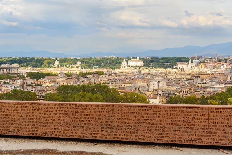 Стена конституции римской республики на холме Janiculum, Terrazza del Gianicolo в Риме Италия стоковое фото Стена конституции римской республики на холме Janiculum, Terrazza del Gianicolo в Риме Италия стоковое фото