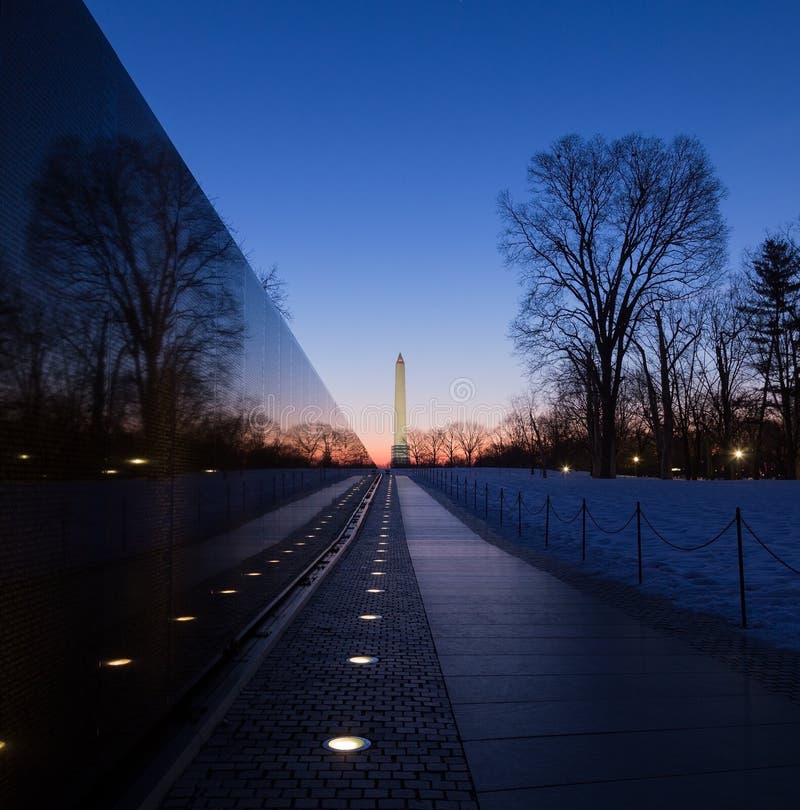 Стена на восходе солнца, Вашингтон ветеранов Вьетнама мемориальная, DC стоковая фотография rf Стена на восходе солнца, Вашингтон ветеранов Вьетнама мемориальная, DC стоковая фотография rf
