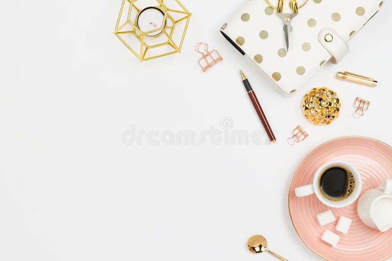 Стильное flatlay расположение с кофе, держателем молока, плановиком, стеклами и другими неподвижными аксессуарами стоковое изображение rf Стильное flatlay расположение с кофе, держателем молока, плановиком, стеклами и другими неподвижными аксессуарами стоковое изображение rf