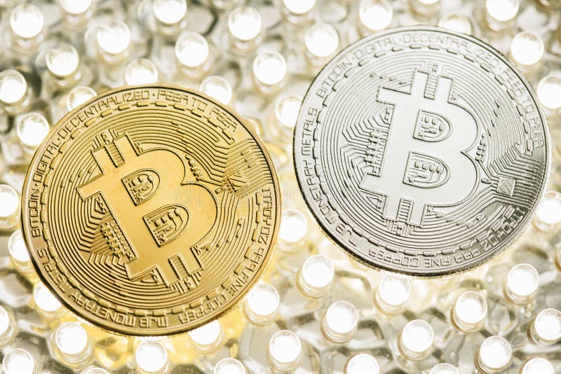 Стильное фото 2 Bitcoins золотое и серебряные монеты на панели СИД стоковые фотографии rf Стильное фото 2 Bitcoins золотое и серебряные монеты на панели СИД стоковые фотографии rf
