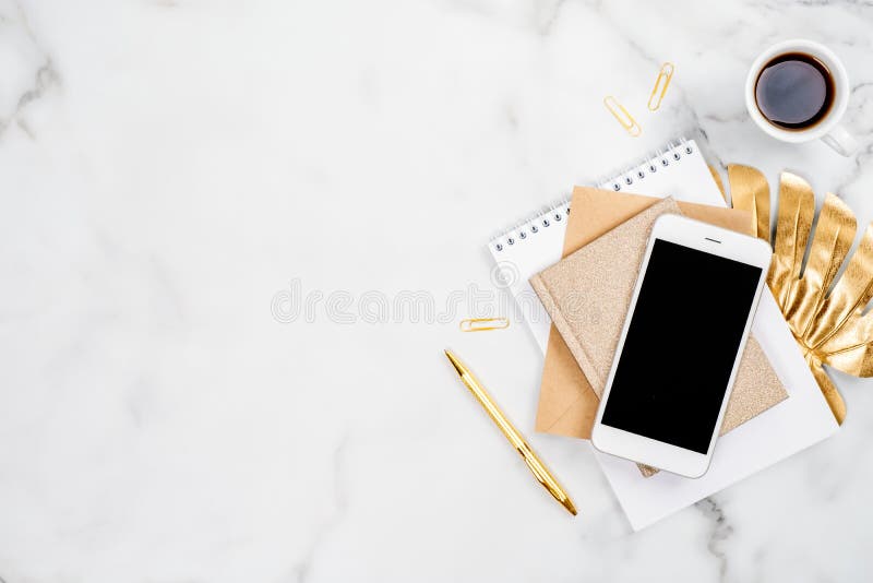 Стильный офис с смартфоном, чашкой кофе, бумажной банкнотой, золотым ручкой и тропическим листком монстры Плоский слой, вид сверх стоковые изображения rf Стильный офис с смартфоном, чашкой кофе, бумажной банкнотой, золотым ручкой и тропическим листком монстры Плоский слой, вид сверх стоковые изображения rf