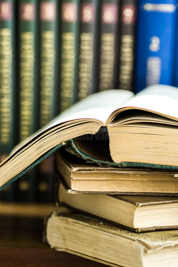 Стог используемых старых раскрытых книг, томов с впечатленной крышкой на заднем плане, образование университета, читая концепцию стоковое фото Стог используемых старых раскрытых книг, томов с впечатленной крышкой на заднем плане, образование университета, читая концепцию стоковое фото