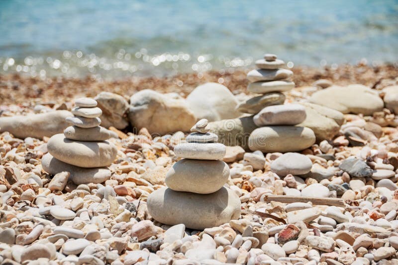 Стог камней на пляже лета моря Куча камешков на каменистой пирамиде coastStones на Pebble Beach стоковые фото Стог камней на пляже лета моря Куча камешков на каменистой пирамиде coastStones на Pebble Beach стоковые фото