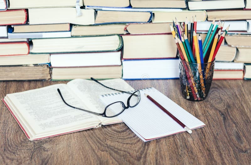 Стог книг, книг hardback на деревянном столе, открытой книги, тетради и стекел, космоса экземпляра для текста стоковое изображение Стог книг, книг hardback на деревянном столе, открытой книги, тетради и стекел, космоса экземпляра для текста стоковое изображение