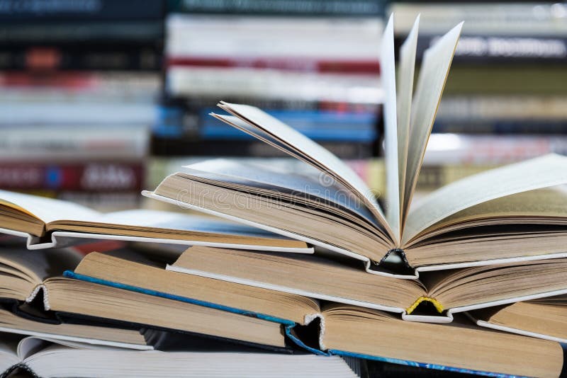 Стог книг с красочными крышками Библиотека или bookstore Книги или учебники Образование и чтение стоковые изображения Стог книг с красочными крышками Библиотека или bookstore Книги или учебники Образование и чтение стоковые изображения