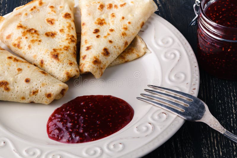 Стог тонких блинчиков (bliny) или crepes с поленикой и прокисают стоковые фотографии rf Стог тонких блинчиков (bliny) или crepes с поленикой и прокисают стоковые фотографии rf