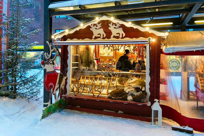 Стойл уличного рынка с традиционной зимой Rovaniemi Финляндией сувениров стоковая фотография Стойл уличного рынка с традиционной зимой Rovaniemi Финляндией сувениров стоковая фотография