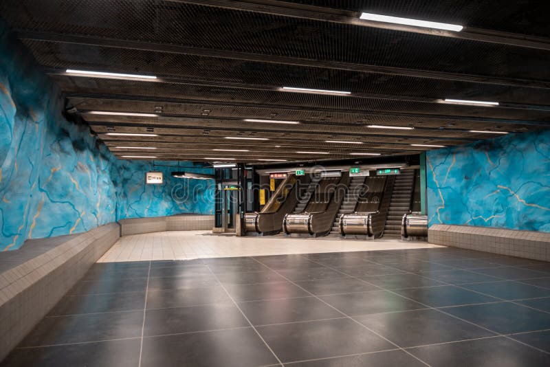 Стокгольм, Швеция январь 2020 : Станция метро stadion полна скульптур и знаков, разработанных в цвета радуги