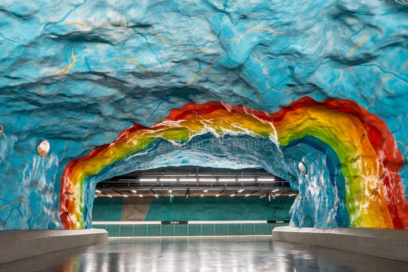 Стокгольм, Швеция январь 2020 : Станция метро stadion полна скульптур и знаков, разработанных в цвета радуги