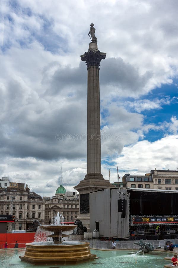 Столбец ` s Нельсона на квадрате Trafalgar, городе Лондона, Англии, Великобритании стоковое фото Столбец ` s Нельсона на квадрате Trafalgar, городе Лондона, Англии, Великобритании стоковое фото