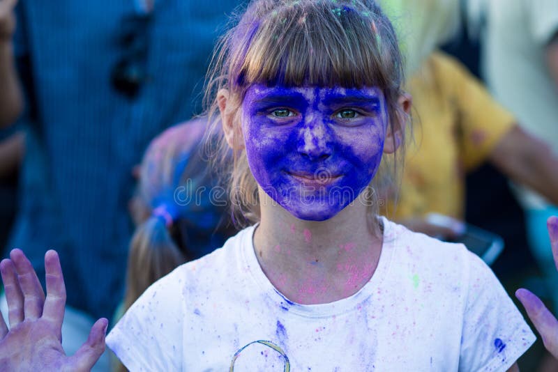 Сторона маленькой девочки в голубых красках holi стоковые изображения rf Сторона маленькой девочки в голубых красках holi стоковые изображения rf