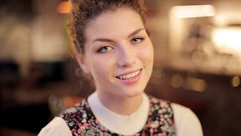 Сторона счастливой усмехаясь молодой женщины redhead акции видеоматериалы