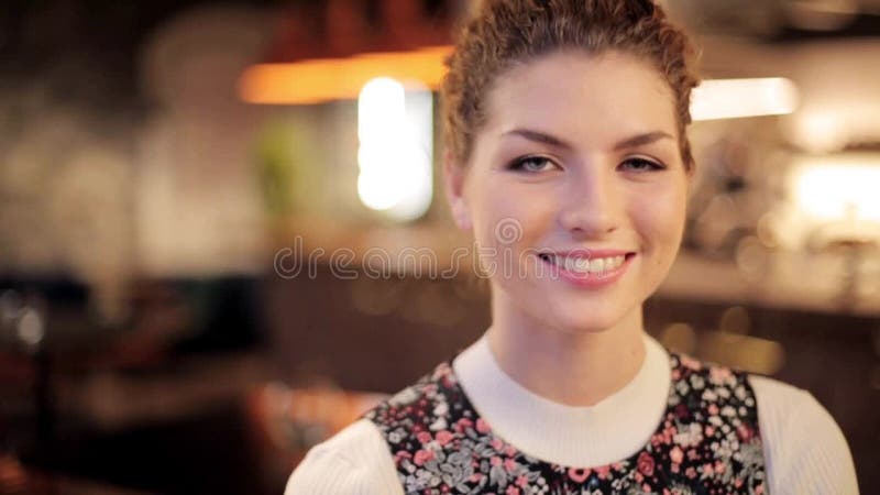 Сторона счастливой усмехаясь молодой женщины redhead видеоматериал