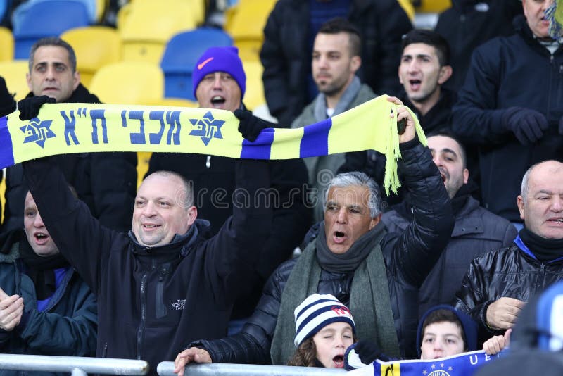 Сторонники Maccabi Тель-Авив показывают их поддержку стоковые фотографии rf Сторонники Maccabi Тель-Авив показывают их поддержку стоковые фотографии rf