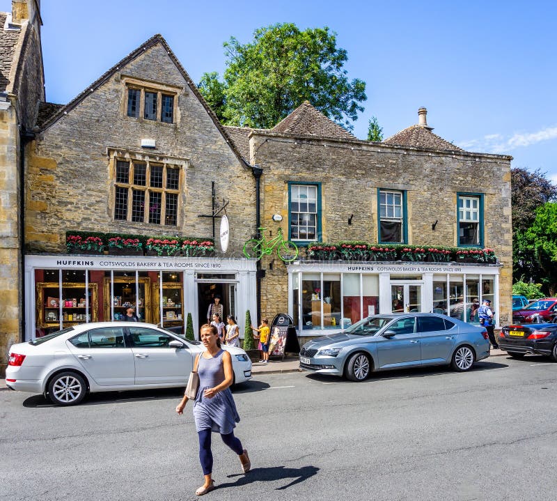 Странные окна склонности в историческом городке cotswold Stow на пустоши стоковые фото Странные окна склонности в историческом городке cotswold Stow на пустоши стоковые фото