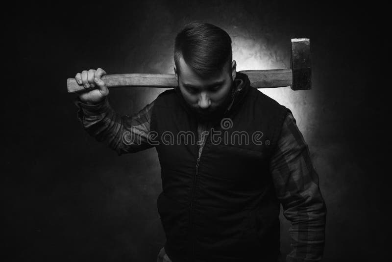 Страшное axeman Сердитый маниак с осью стоковое фото Страшное axeman Сердитый маниак с осью стоковое фото