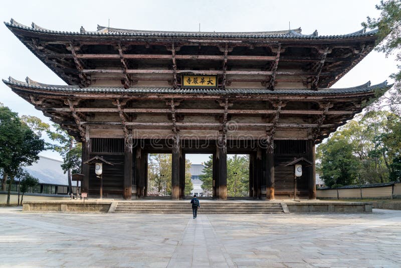 Строб виска Todai-ji при турист идя в Nara, Японию Nar стоковые фотографии rf