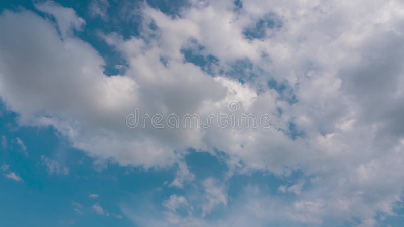 строительство движение пушистые белые облака в голубом небе летом облачный день. ливневая погода. красота цвета и