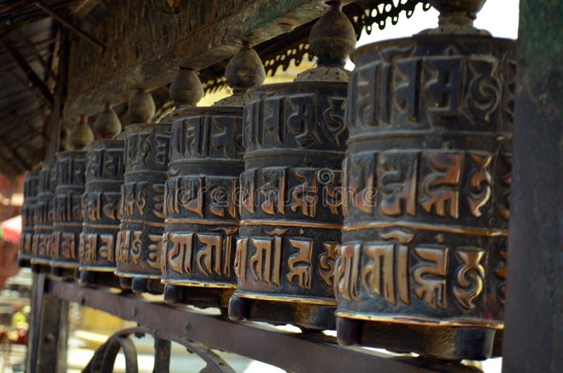 Строка буддийской молитвы барабанит кренами колес в виске Swayambhu Swayambhunath стоковые изображения rf Строка буддийской молитвы барабанит кренами колес в виске Swayambhu Swayambhunath стоковые изображения rf