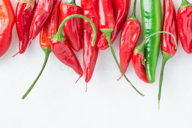 Строка красочных красных и зеленых горячих пряных перцев Chili на белой мраморной каменной предпосылке Верхняя граница Плакат еды стоковые изображения Строка красочных красных и зеленых горячих пряных перцев Chili на белой мраморной каменной предпосылке Верхняя граница Плакат еды стоковые изображения