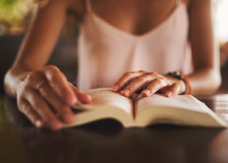 студент руками и чтение книги дома для знания истории и человека изучение литературе информации в университете стоковое фото