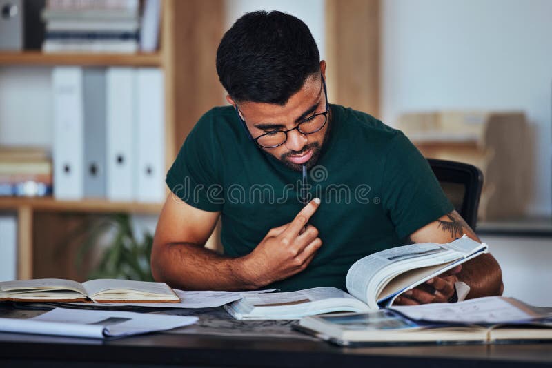 студент-черный мужчина и книги, которые будут учиться на домашнем столе, читая и обучаясь в колледже. индивидуальное обучение стоковая фотография rf