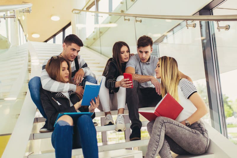 Студенты изучают в библиотеке Молодые люди тратят время совместно Книга чтения и связывая промежуток времени стоковые изображения rf Студенты изучают в библиотеке Молодые люди тратят время совместно Книга чтения и связывая промежуток времени стоковые изображения rf