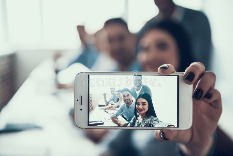 Студенты принимая Selfie на Smartphone в классе стоковое изображение rf Студенты принимая Selfie на Smartphone в классе стоковое изображение rf