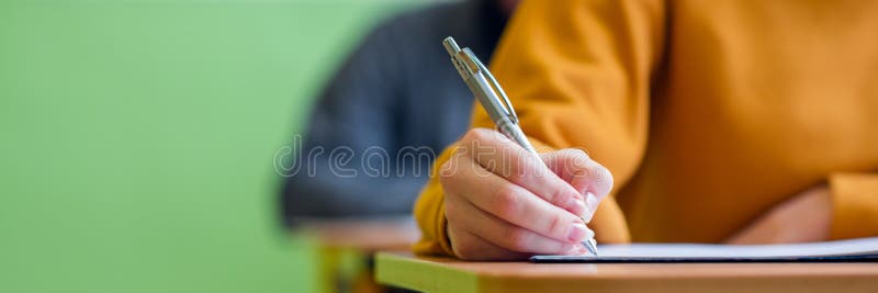 Студенты принимая экзамен в классе Испытание образования и концепция грамотности Подрезанная съемка, деталь руки стоковая фотография rf
