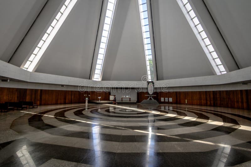 Ступица и спираль на виске доброй воли - горжетки Vontade Templo da - интерьер - Brasilia, Distrito федеральное, Бразилия стоковое изображение Ступица и спираль на виске доброй воли - горжетки Vontade Templo da - интерьер - Brasilia, Distrito федеральное, Бразилия стоковое изображение
