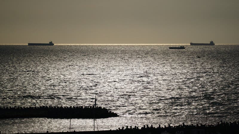 суда, плавающие в черных морских водах стоковое изображение rf