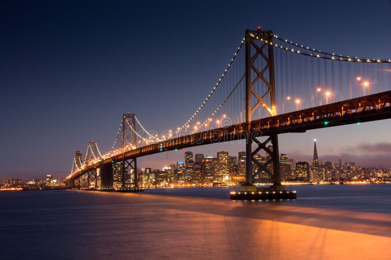 Сумрак над мостом и горизонтом San Francisco Bay стоковые фото Сумрак над мостом и горизонтом San Francisco Bay стоковые фото
