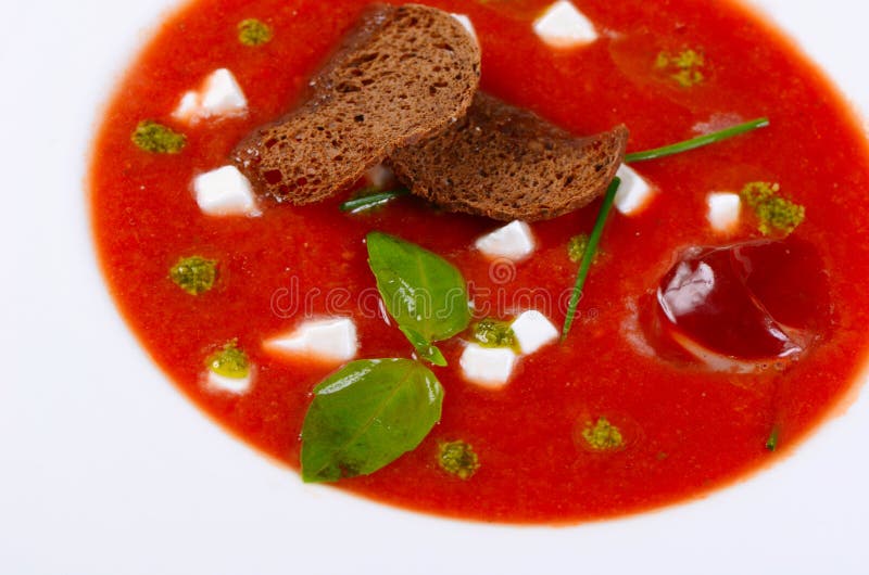 Суп от испеченных томатов с pesto стоковые изображения rf Суп от испеченных томатов с pesto стоковые изображения rf