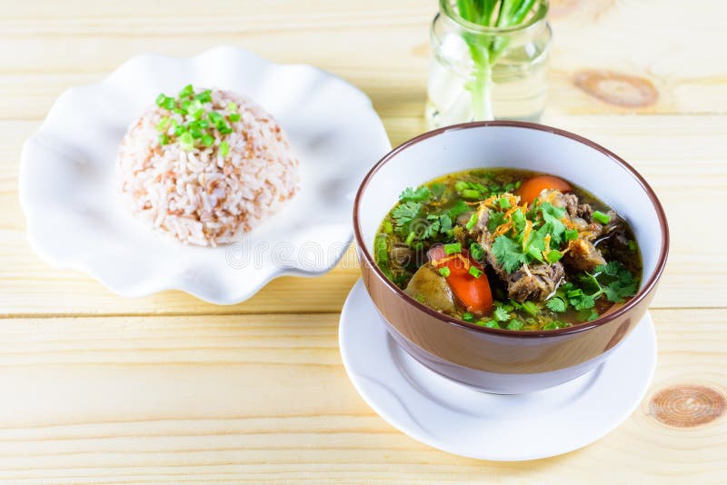 Суп с говядиной, овощами, отваром косточки как низкопробный и кипеть рис стоковое изображение