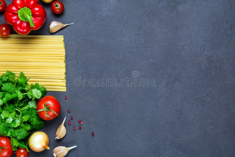 Сухие ингридиенты макаронных изделий и свежих продуктов для варить стоковое изображение Сухие ингридиенты макаронных изделий и свежих продуктов для варить стоковое изображение