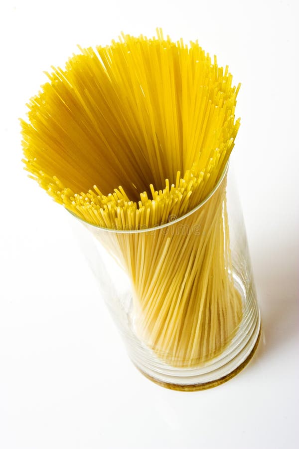 Сухое spagetti в большом стекле стоковые изображения Сухое spagetti в большом стекле стоковые изображения